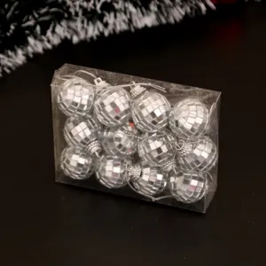 Boite de boules a facettes argentees decoratives de Noel pour sapin et fetes