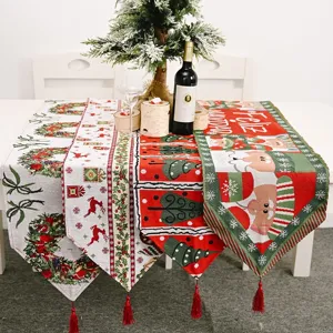 Weihnachtstischlaeufer gestrickt festliche Tischdeko rot gruen Tischdecke mit Weihnachtsmann.