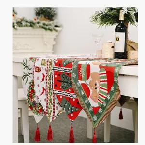 Weihnachtlicher Strick-Tischläufer mit Rentier und Weihnachtsmann für festliche Tischdeko.