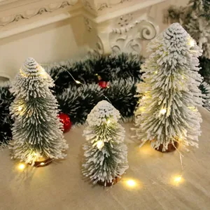 Mini sapins de Noël floqués avec guirlande lumineuse, décoration de table de fête.