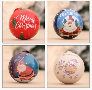 Gedetailleerd overzicht van decoratieve kerstballen in blik met vrolijke kerstmotieven.