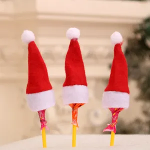 Mini cappelli di Babbo Natale per lecca-lecca e posate, dettagli decorativi in tessuto.