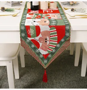 Weihnachtlicher Tischläufer aus Stoff mit Weihnachtsmann Motiv für festliche Dekoration.