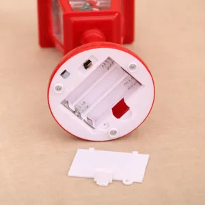 Vista dettagliata del vano batteria e dell'interruttore sul fondo della lanterna decorativa natalizia.