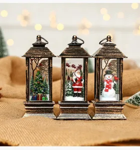 Vista dettagliata delle lanterne natalizie in resina vintage con babbo natale e pupazzo.