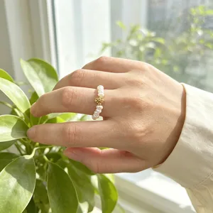 Detailansicht eines elastischen Perlenrings im französischen Vintage-Stil mit Goldperle