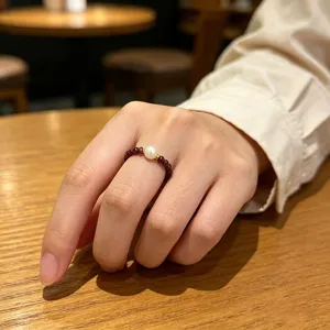 Detail eines Granatperlenrings im neuen chinesischen Stil mit einer natürlichen Perle