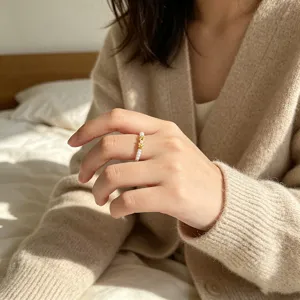 Vintage-Ring mit Weizenähren-Motiv und zarten Süßwasserperlen, elastisches Band