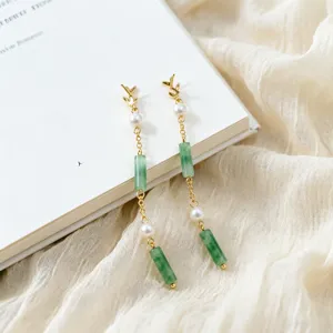 Orecchini lunghi di perle con cilindri di giada verde e ago in argento, design neo-cinese elegante.