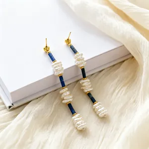 Lunghi orecchini pendenti con perle nappe e perline di pietra blu eleganti donna