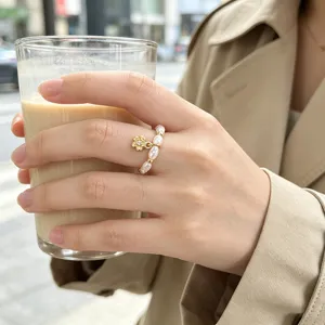 Französischer Perlenring mit goldenem Blumenanhänger, elastischer Perlenschmuck.