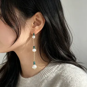 Eleganti orecchini lunghi con perle d'acqua dolce e perline di cristallo verde per donna.