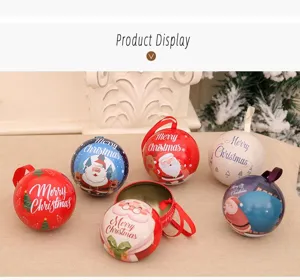Detailweergave van kerstbal snoeptrommel met schattig kerstmanontwerp en feestelijke kerstpatronen.
