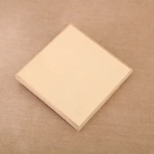 Detailansicht quadratisches Holzhandwerk Stueck, Naturholzfarbe Oberflaeche fuer DIY Kunst.