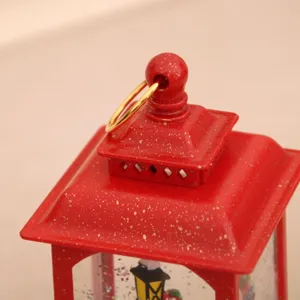 Primer plano de la parte superior de la lámpara navideña con acabado rojo brillante.