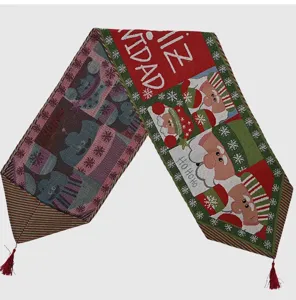 Weihnachtlicher Strick Tischläufer mit Weihnachtsmann Motiv für festliche Tischdeko.
