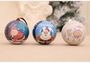 Gedetailleerd overzicht van decoratieve kerstbal blikken met schattige kerstman opdruk.