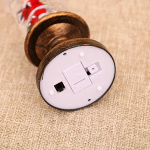 Vista dettagliata della base della lampada globo di Natale con vano batteria e interruttore.