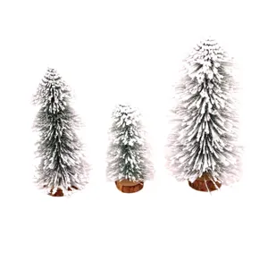 Set de mini sapins de Noël floconneux de neige avec base en bois pour déco de table.