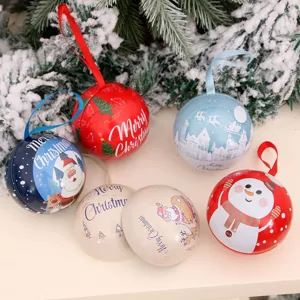 Kerstboom hangende ornamenten, metalen snoepjes cadeau blikken, feestelijke decoratie ballen.