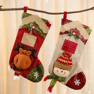 Grandes medias navideñas de yute con divertidos diseños de reno y muñeco de nieve.
