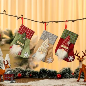 Calze di Natale da appendere con design gnomo 3D sacchetti regalo per le feste invernali.