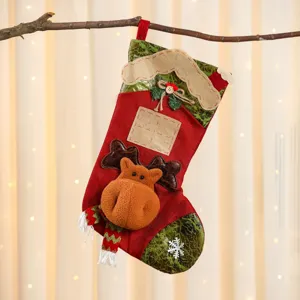 Vista detallada de gran calcetín de Navidad de yute con reno de peluche 3D bolsa regalo