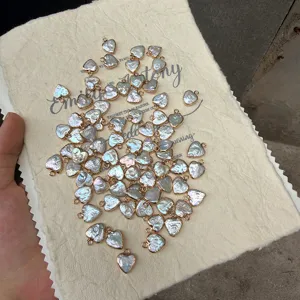 Details von barocken Herzperlen-Anhängern mit Goldrand für DIY-Schmuck.