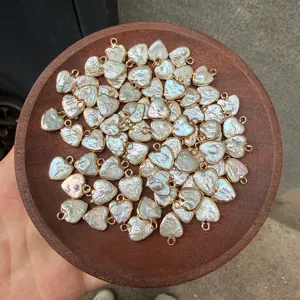 Detailansicht herzförmiger Barockperlenanhänger mit vergoldetem Rand für DIY-Schmuck