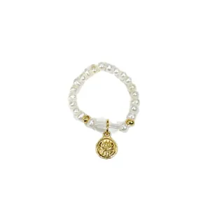Eleganter Süßwasserperlen-Ring mit weißen Kristallperlen und goldenem Münzanhänger.