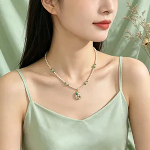 Detalle de un collar de perlas de arroz naturales con cuentas de jade en modelo asiática