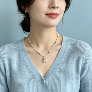 Elegante collar de perlas naturales de agua dulce con cuentas de jade verde y colgante