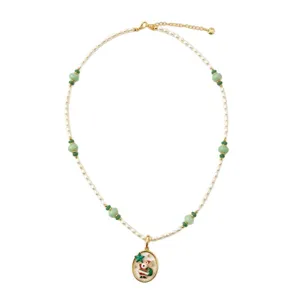 Collar de perlas naturales de agua dulce con cuentas de jade verde y colgante de Navidad