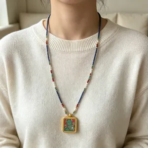 Detalle del collar con colgante Thangka de Tara Verde pintado a mano tibetano