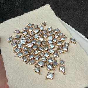 Detaillierte Nahaufnahme von 11-12 mm Barockperlen-Kleeblatt-Anhängern mit vergoldeten Ösen