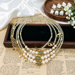 Detaillierte Ansicht von Halsketten aus Perlen und grüner Jade auf Vintage-Hintergrund
