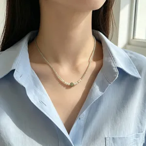 Detailansicht einer Halskette im neuen chinesischen Stil mit Naturperlen und Hetian-Jade