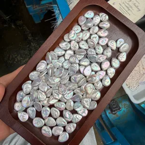 Detalle de perlas barrocas naturales de agua dulce de 10x13mm con brillo intenso en bandeja
