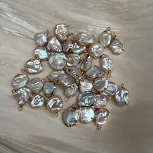 Détail pendentif perle d'eau douce baroque irrégulière dorée pour accessoires bijoux.