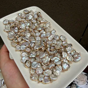 Vue détaillée des pendentifs perles d'eau douce baroques irrégulières dorées pour bijoux DIY