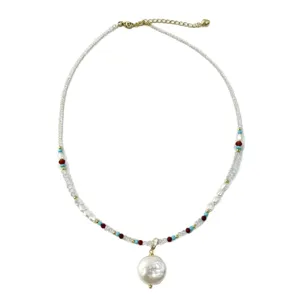 Barok parel hanger ketting met kleurrijke kristallen kralen en goudkleurige ketting.