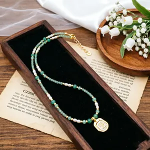 Nahaufnahme einer eleganten Halskette im New Chinese Style mit Kristallen und Perlen