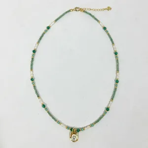 Elegante Vintage Neo-Chinesische Halskette mit grünen Kristallen und Süßwasserperlen