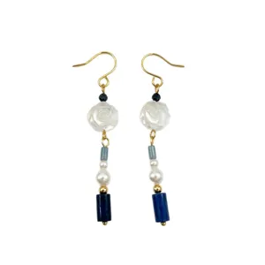 Orecchini lunghi in perle d'acqua dolce stile cinese con rose scolpite e pietre blu eleganti.