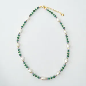 Vue complète du collier en améthyste, pierres naturelles vertes et perles d'eau douce