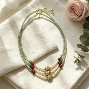 Detailaufnahme einer Kette im neuen chinesischen Stil mit Perlen und rotem Achat.