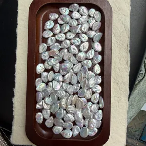 Primer plano de perlas barrocas de agua dulce de 10x13mm con forma de gota de agua