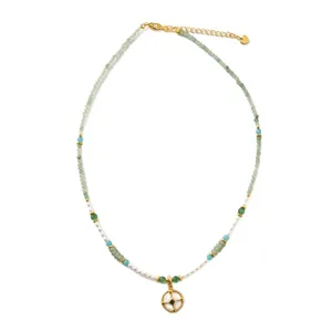 Elegante Süßwasserperlenkette mit grünen Kristallperlen und abnehmbarem Anhänger