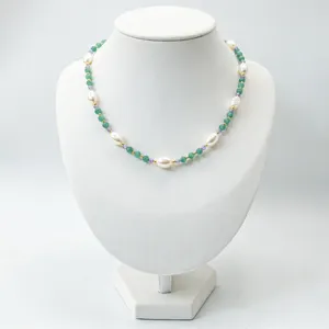 Détail d'un collier en améthyste menthe et pierres vertes avec perles baroques d'eau douce