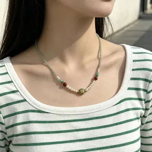 Nahaufnahme einer Halskette im neuen chinesischen Stil mit Emaille-Perlen und Achat